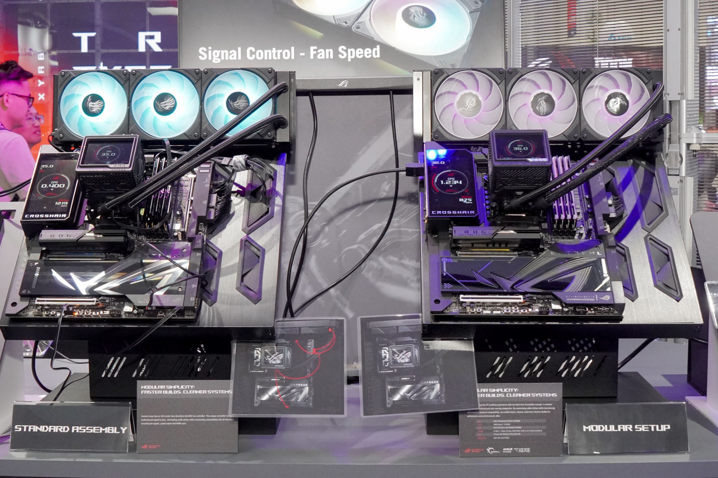 Asus ROG攤位的展出中，右方系統為無線水冷散熱器概念機。左方則為一般的水冷散熱器，佈線明顯雜亂許多。