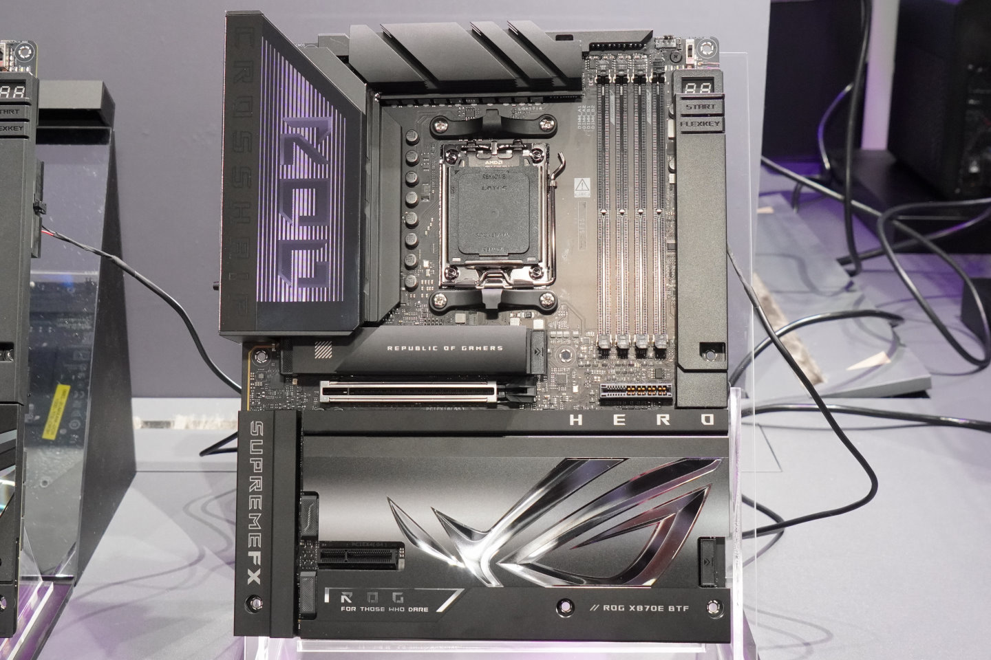 ROG CROSSHAIR X870E HERO BTF為採用X870E的背插式主機板。