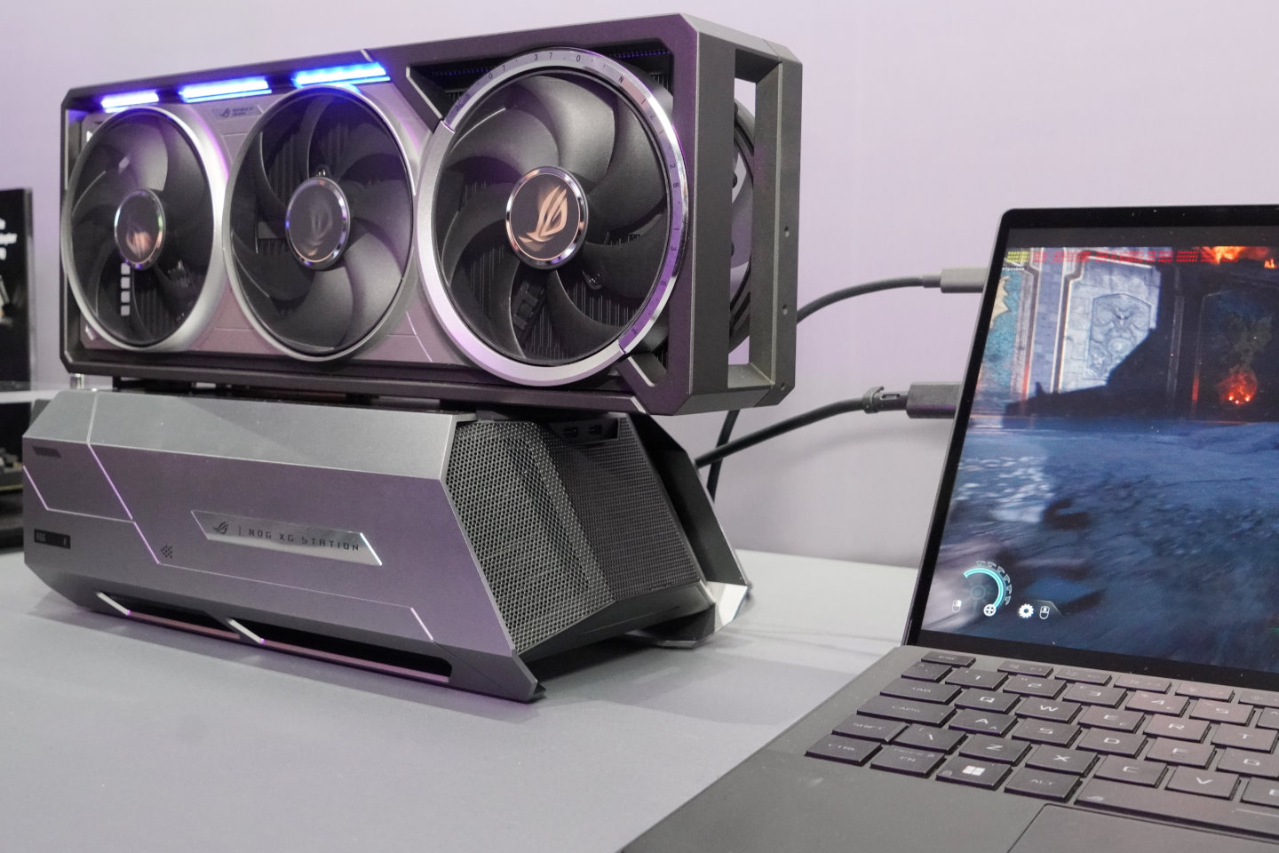 ROG XG Station 3也支援BTF背插供電，搭配相容的顯示卡就不用額外連接PCIe或12V-2X6電源線。