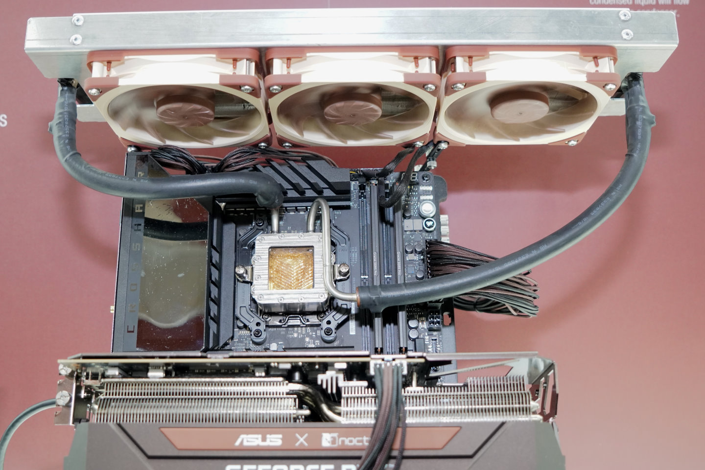 熱虹吸散熱器使用無毒冷媒作為工作液體。當冷媒碰到處理器熱源就會蒸發，不需泵浦推動，但是安裝方向需限制為圖中型式。