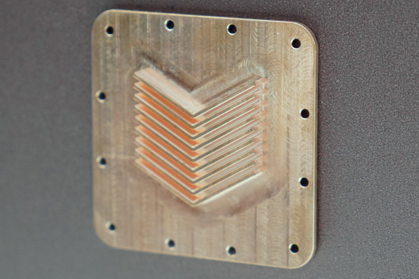 最終選定V字型設計，讓蒸發的氣泡可以往左右兩側的上方散逸，並沿管線飄向冷排。