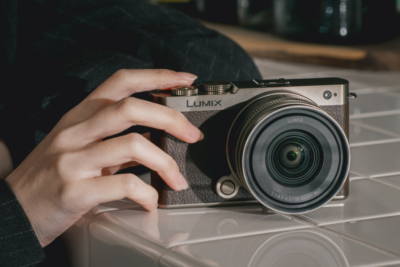 光影交錯的極致金屬美學：Panasonic 推出特殊新色「鈦金」版 LUMIX S9