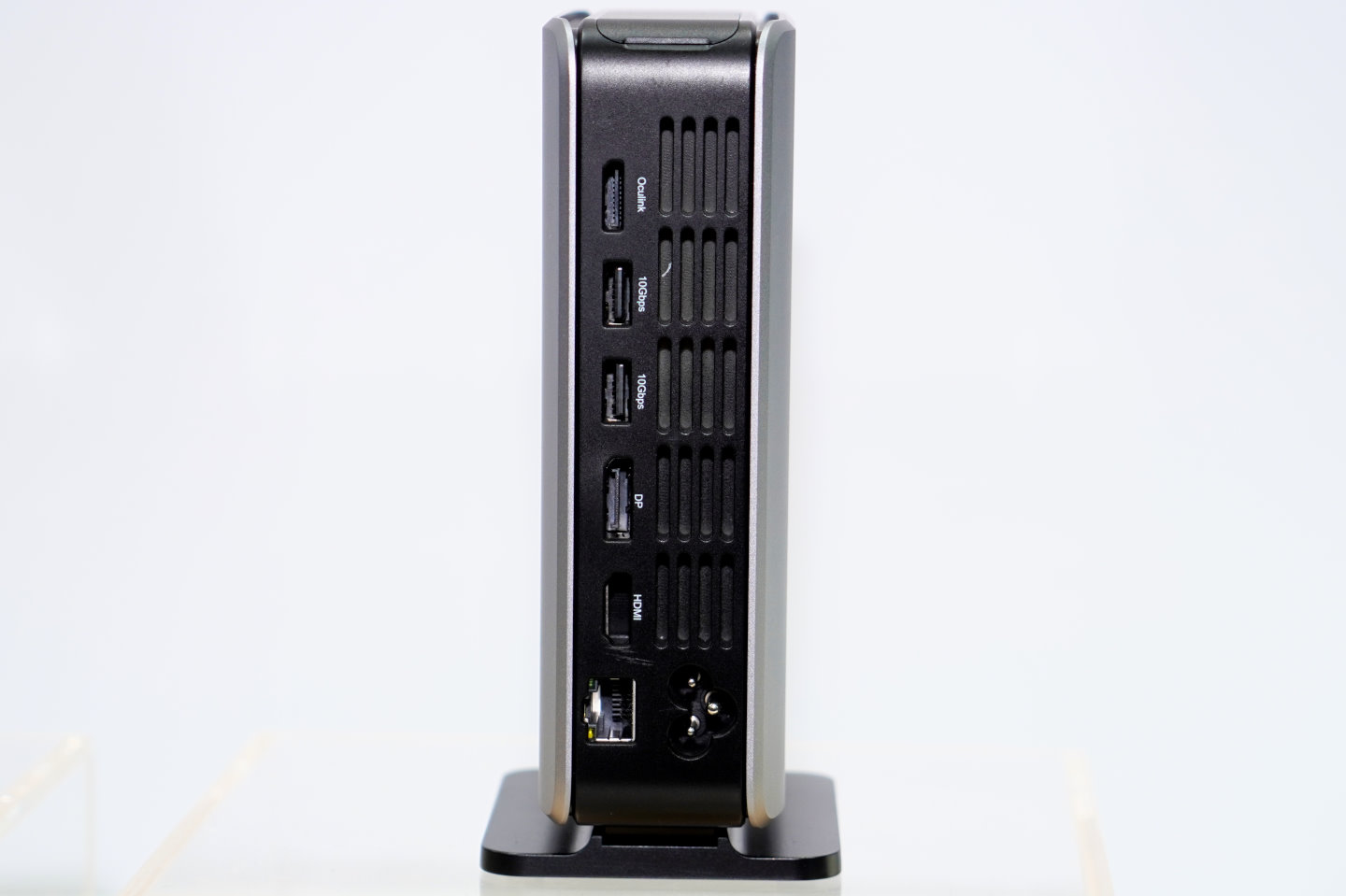 背面則有2組USB 3.2 Gen 2端子，以及OCuLink、DisplayPort、HDMI、2.5GbE乙太網路端子各1組。