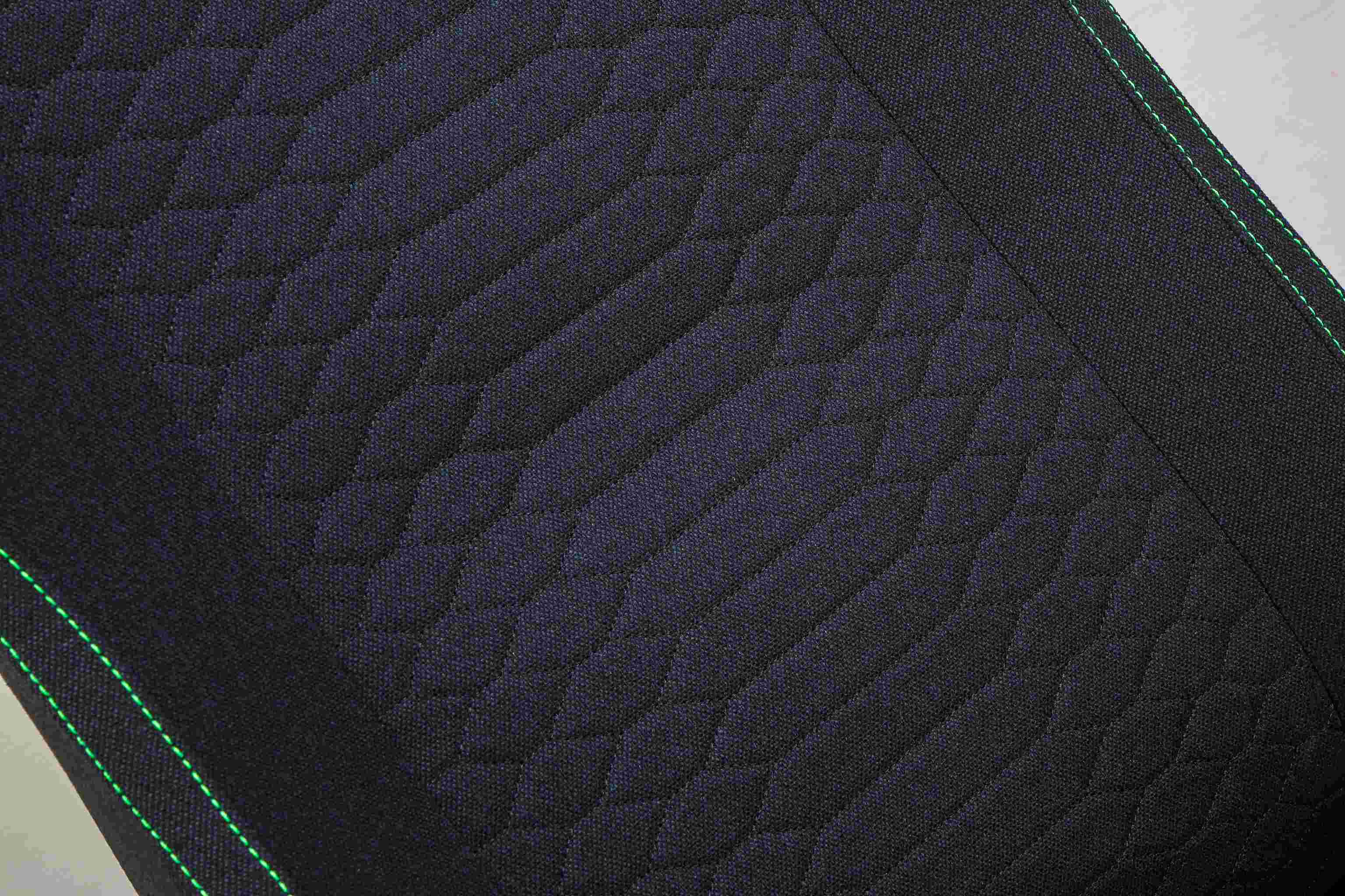 在椅背和座墊上，還可見蛇鱗造型紋路，相當 Razer 的設計風格。