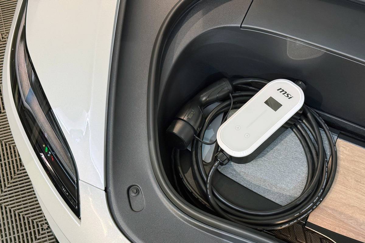 MSI EZgo 解決無法安裝固定充電樁的困擾，為電動車主提供了一項彈性充電的新選擇。