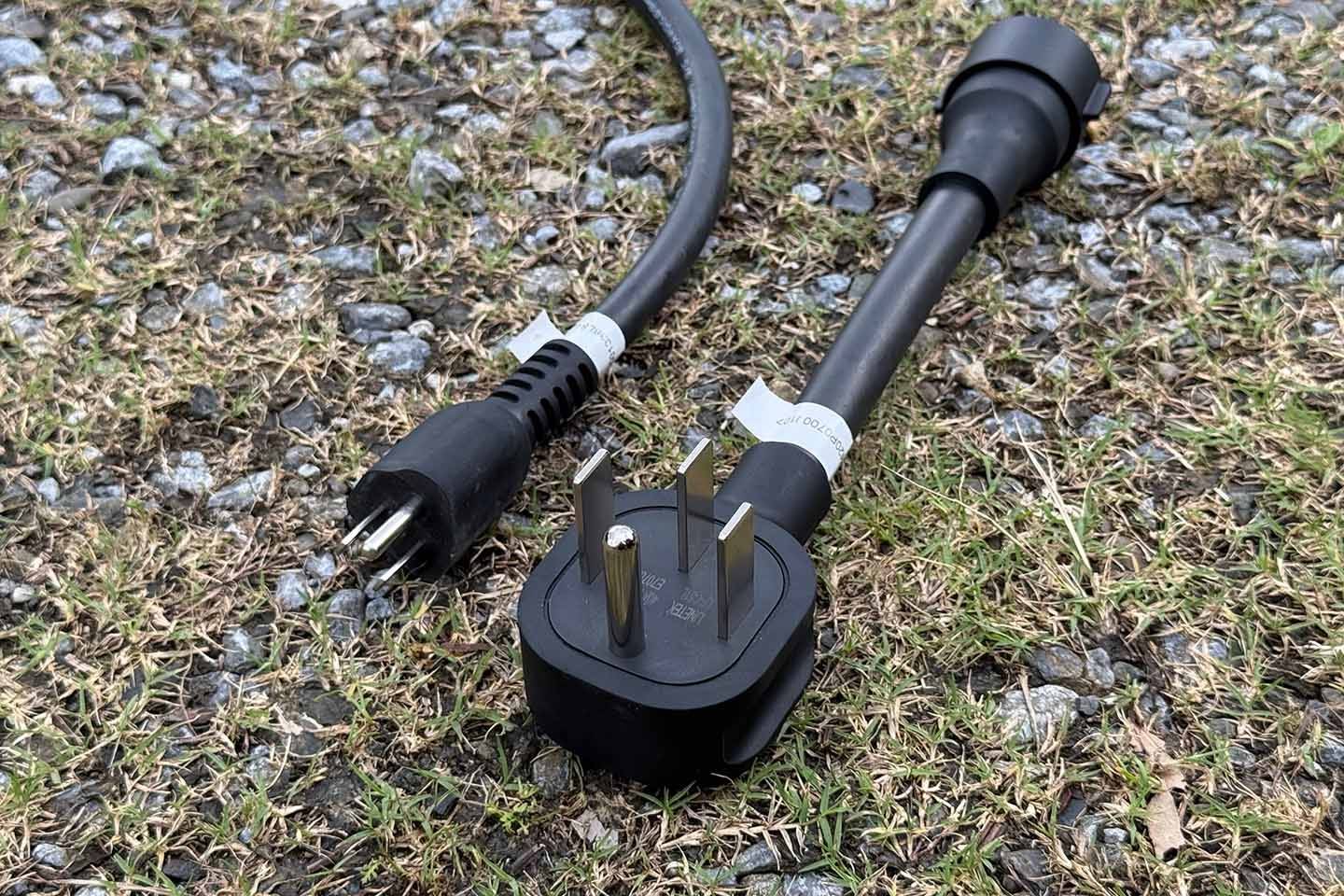原廠標配 NEMA 5-15 與 NEMA 14-50 兩種規格的電源插頭，可以依照使用情境自行替換，滿足不同場景的使用需求。