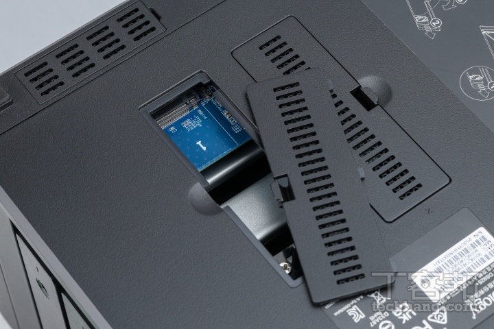 SSD 插槽機身底部設有兩組 M.2 SSD 插槽，支援快取加速或建立儲存集區。