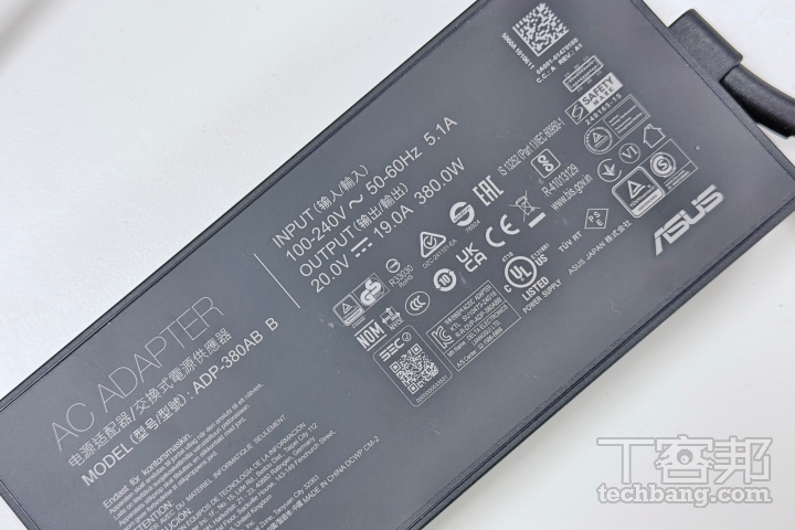 ROG Strix SCAR 18（G835）為推動 GeForce RTX 5090 的效能，配置 380W 的電源變壓器。