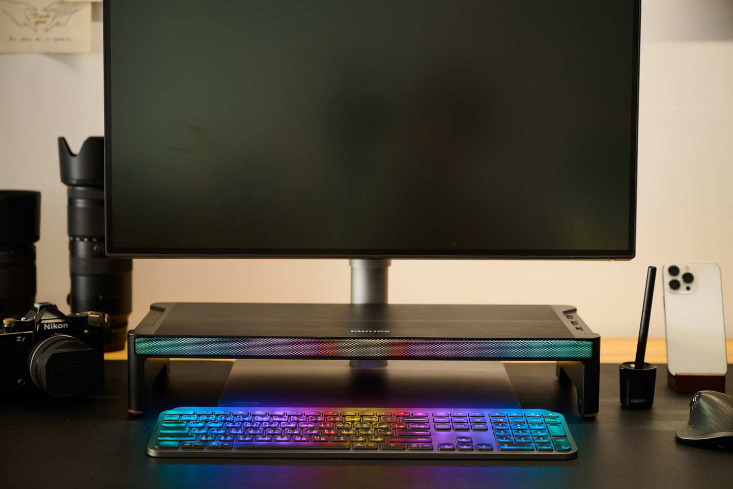 PHILIPS 飛利浦全球首創 SPA6500 喇叭螢幕支架，五合一喇叭、快充、RGB、支架的桌面神器