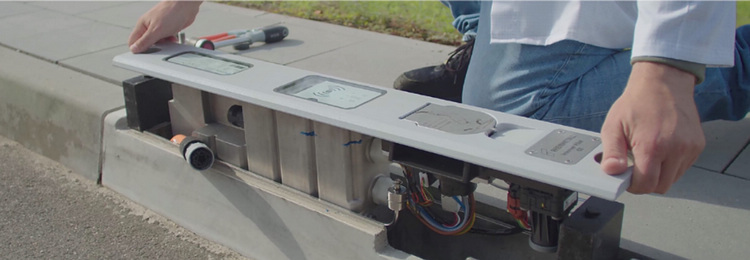 德國新型「路緣充電座」與人行道完美融合，隱密程度連電動車主都找不到