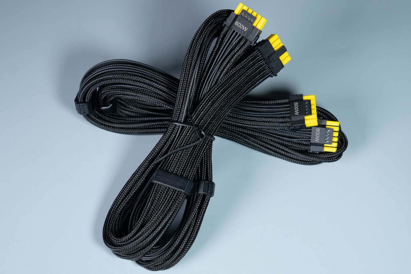 兩條 12V-2×6 線材，線材本身長度約 60cm 左右。
