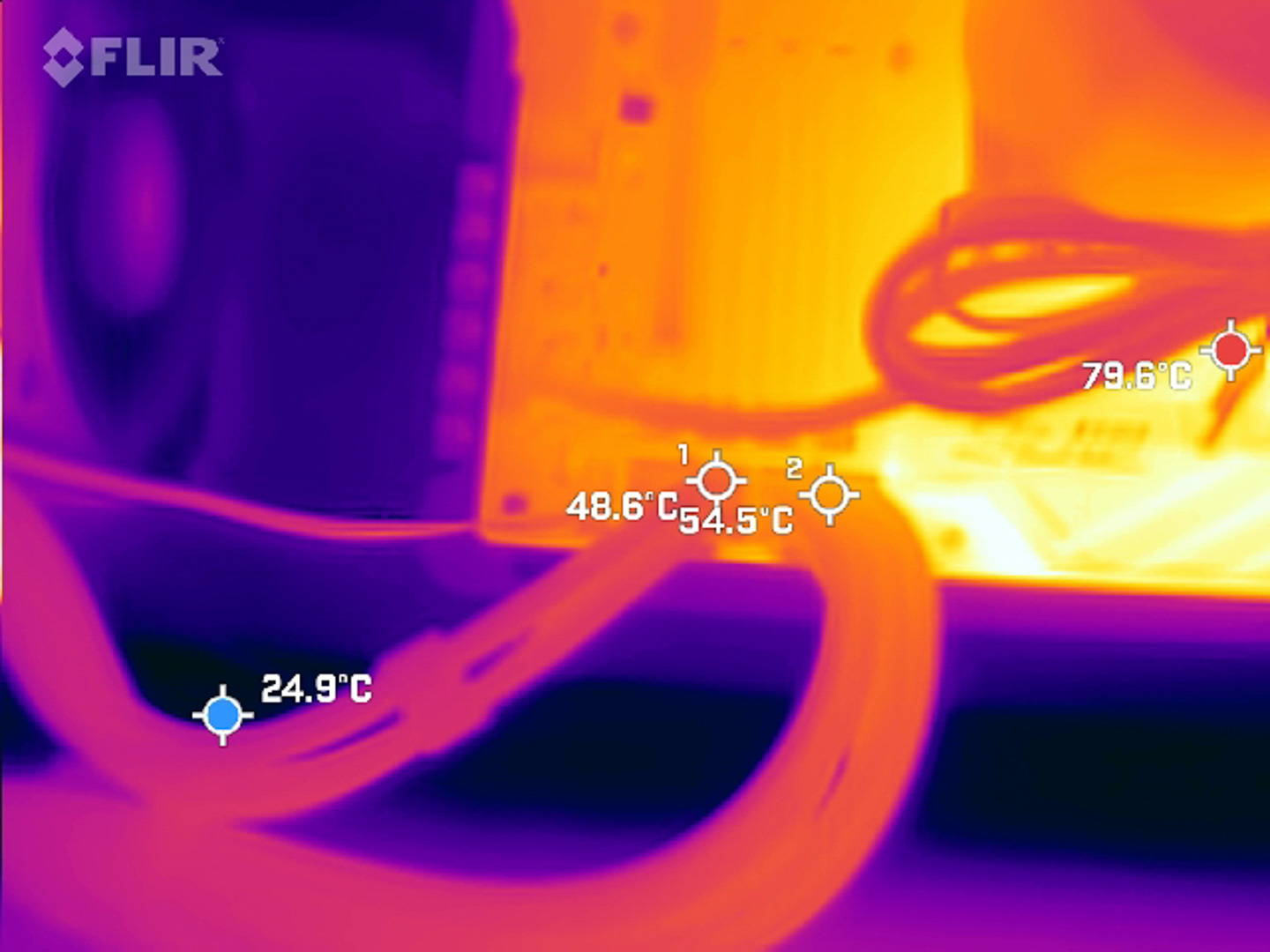 CPU 供電線材為 54.5 °C。