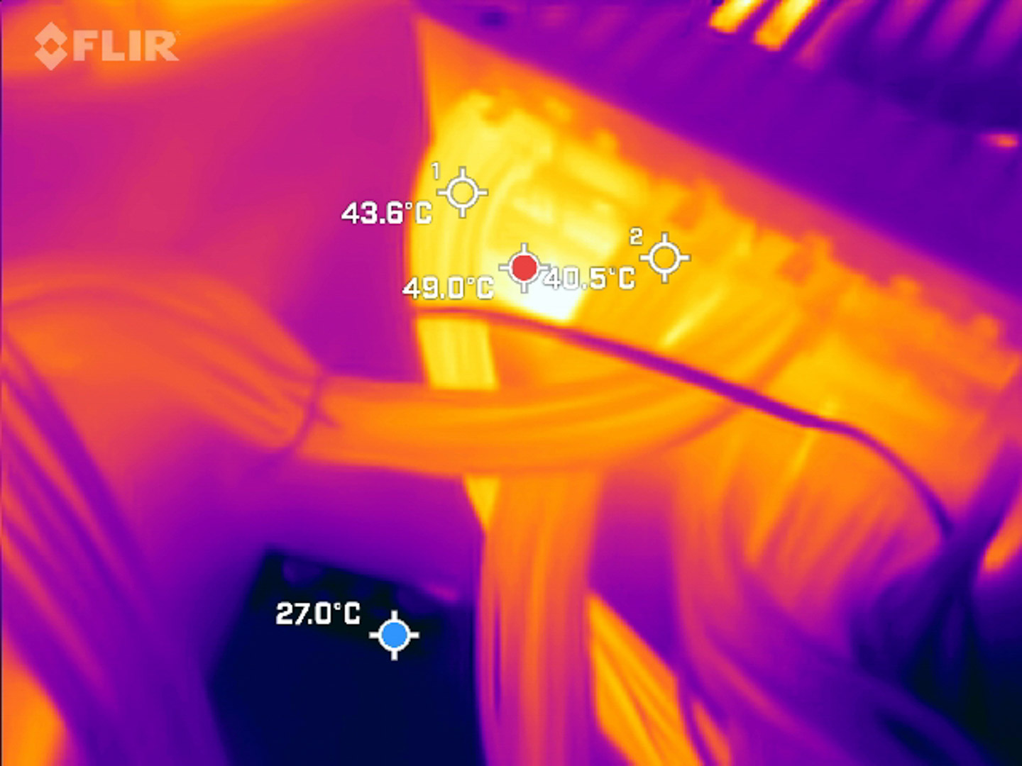 電源模組接頭處最高約為 43.6 °C(12V-2×6)；畫面中最熱點的 49 °C 是內部 PCB 導熱出外殼溫度。