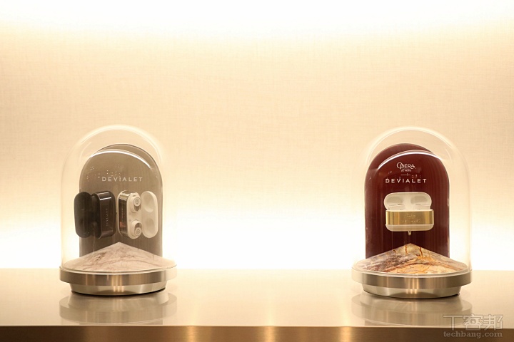 Devialet 也將音響技術延伸至個人隨身聆聽領域，旗下Gemini II 第二代真無線耳機除了同樣保有純淨的聲音特質，在設計與性能上也都有顯著升級，像是體積更為小巧、佩戴更加貼合，有感提升配戴舒適度，同時在技術方面，導入 Devialet 自家研發的適應性降噪技術與主動風噪抑制系統（AWR），進一步提升嘈雜環境中的音訊清晰度。