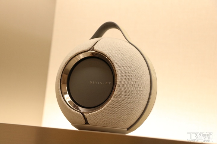 以球形設計打破一般藍牙喇叭的制式外型的 Devialet Mania， 是品牌首款可攜式智慧高保真揚聲器，除了兼具設計感與耐用性外，其內部搭載四顆全音域單體與兩顆低音單體，結合品牌自家 ASC 主動立體聲校準技術與即時聲學調整能力，能依據使用空間與擺放位置自動切換聲音輸出模式，無論放在房間中央或靠牆擺放，都能創造出寬廣且精準的 360° 音場。