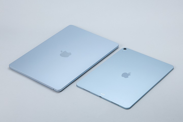 M4 版 MacBook Air 的天藍色與 iPad Air M3 藍色類似，但視覺上又略深一些，不過在不同光線及角度下，都會呈現出銀、藍交錯的效果。