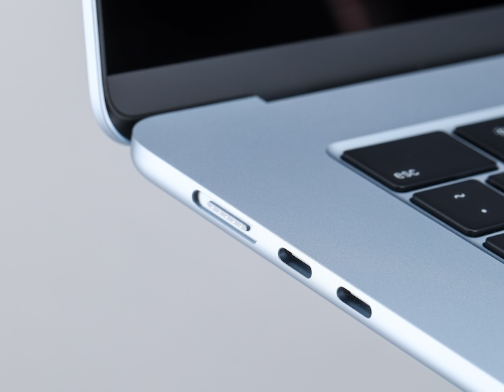 M4 版 MacBook Air 除了 MagSafe 充電埠外，維持兩個 Thunderbolt 4（USB-C 埠）。