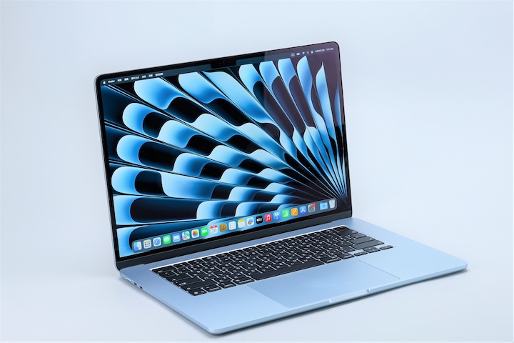 M4 版 MacBook Air 13 及 15 吋都採用 Liquid Retina 顯示器、P3 廣色域，但 15 吋的螢幕解析度為 2880x1864。另外，15 吋 MacBook Air 配置六揚聲器音響系統，在播放影片或影音娛樂時，於視覺享有大螢幕，聽覺也能夠帶來更好的音效。