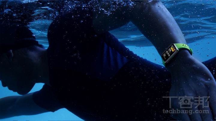 如果要使用智慧手環紀錄游泳數據，記得確認智慧手環的防水係數，游完上岸後也須盡快擦乾手環。（圖片來源：Huawei）