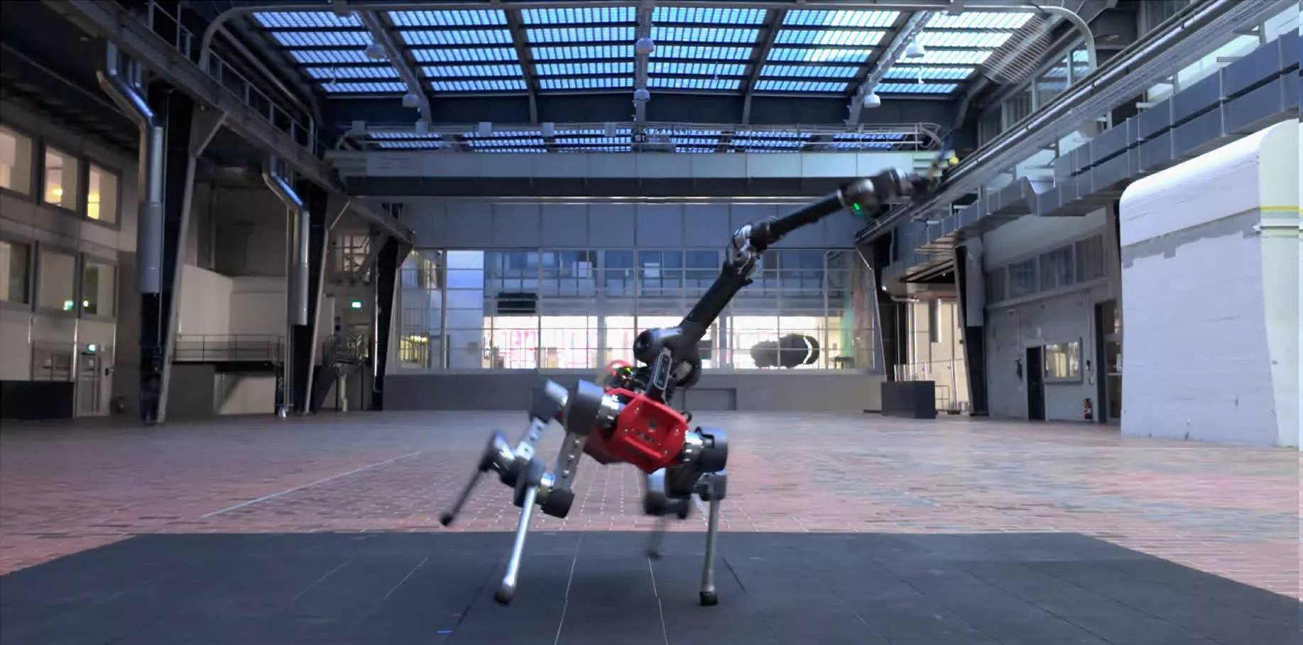 打羽毛球也難不倒！研究團隊用 NVIDIA RTX 訓練四足機器人打球奔跑全靠 AI 學會
