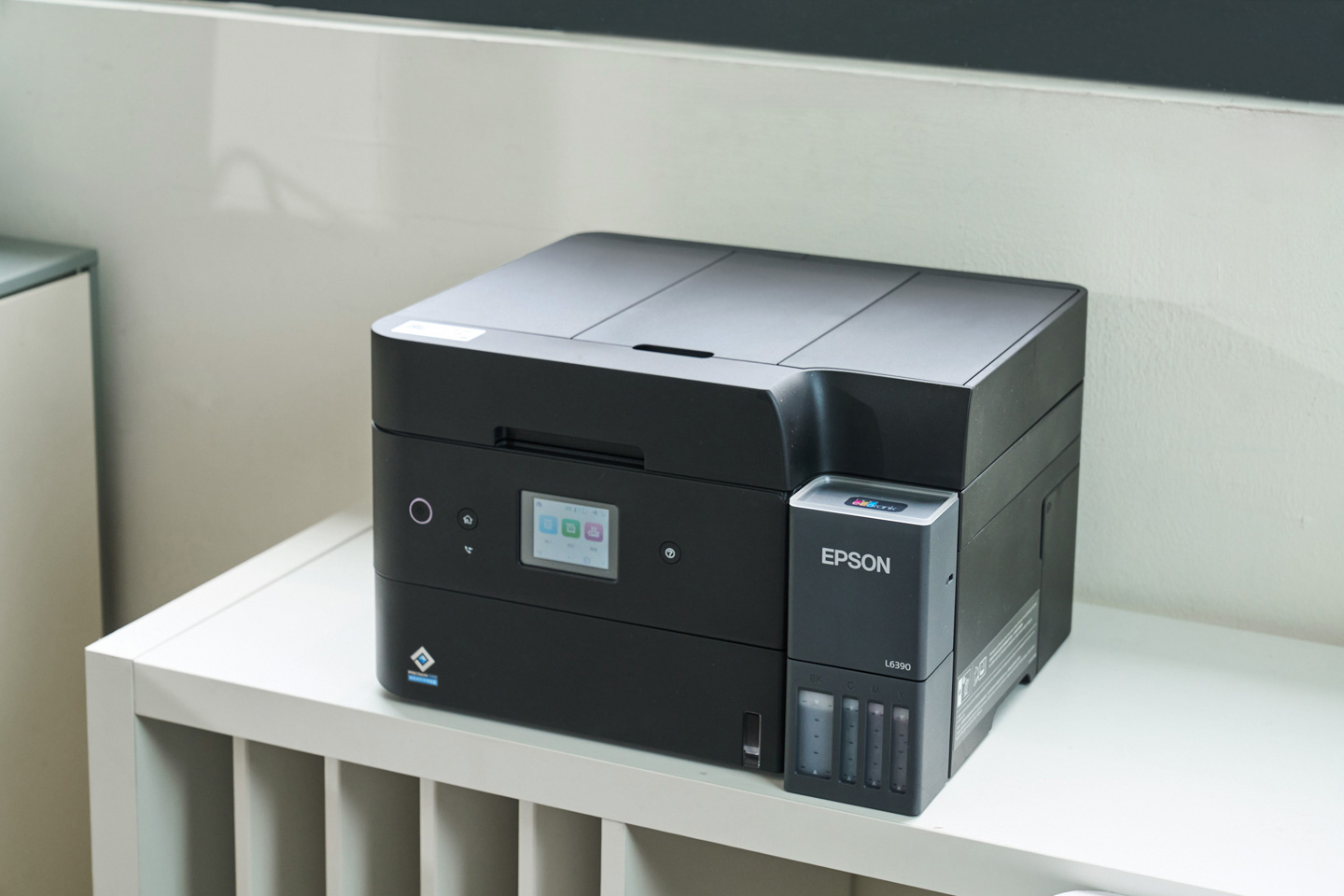 Epson L6390 延續系列作一貫的黑色霧面風格，整體造型低調俐落，專業又不失質感。經過精心規劃的機身尺寸顯得緊湊輕巧，不只不佔空間，也能輕鬆融入各種室內裝潢風格。