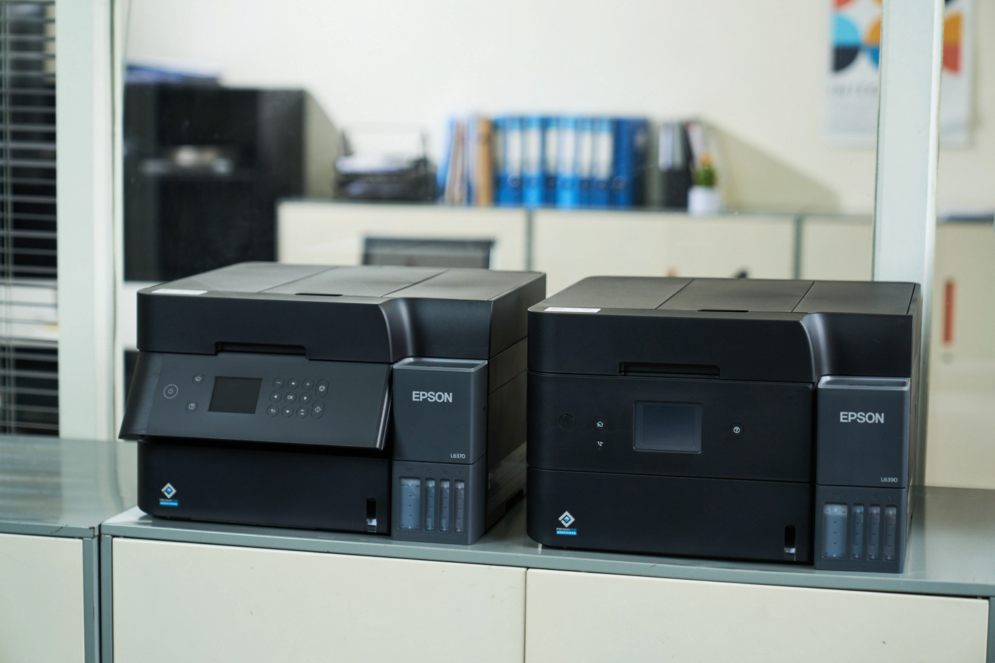 Epson L6370 為 L6390 的姊妹機型，兩者主要差異在於 L6370 不具備傳真功能，以及操控介面採用非觸控式設計，適合對傳真需求低、追求操作簡易性的人採用。