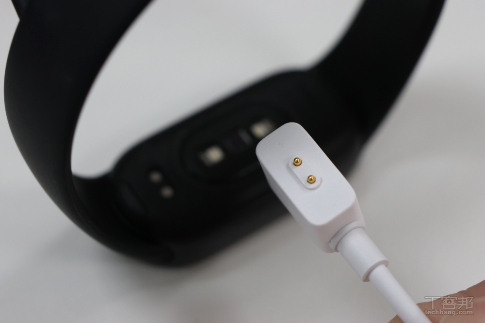 內建 233mAh 電池，採用磁吸式充電，充一個小時可以充飽。