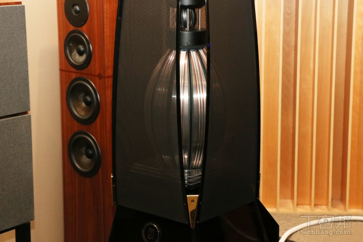 MBL 101E MK2 低音單體則採用鋁鎂合金製成的瓣狀結構，兼具剛性與輕量化，製作難度同樣極高。