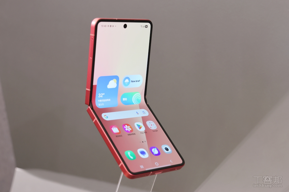 三星小摺疊機 Galaxy Z Flip7 登場，滿版 4.1 吋封面螢幕