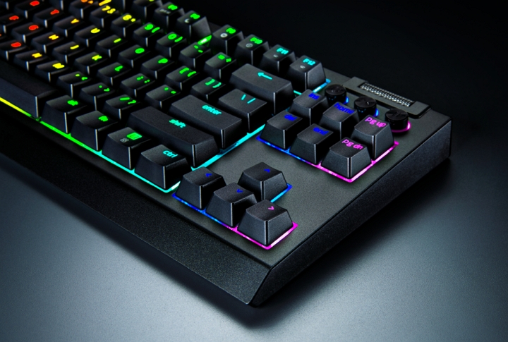 Razer BlackWidow V4 TKL HyperSpeed 無線電競鍵盤，支援軸體熱插拔、售價 5,690 元