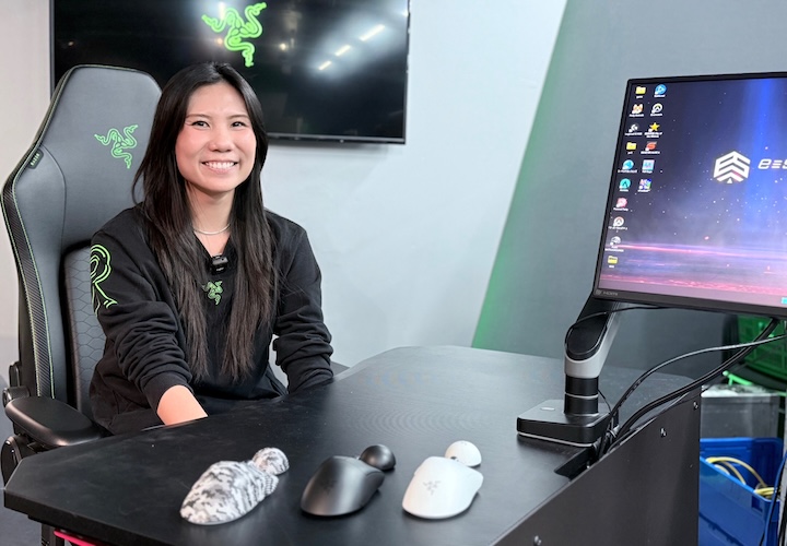 Pebble Choo 也分享到，針對 DeathAdder V4 Pro 全新設計的半圓形無線接收器，可以容納更大型的天線，提供更穩定的傳輸表現，且透過加重鐵片的設計，讓接收器擺在桌面上能更加穩定。