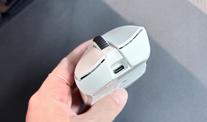 Razer DeathAdder V4 Pro 採用 Razer 第四代光學滑鼠按鍵軸，觸發力道減輕 12%，提供俐落清脆的點擊手感與長達一億次點擊壽命。