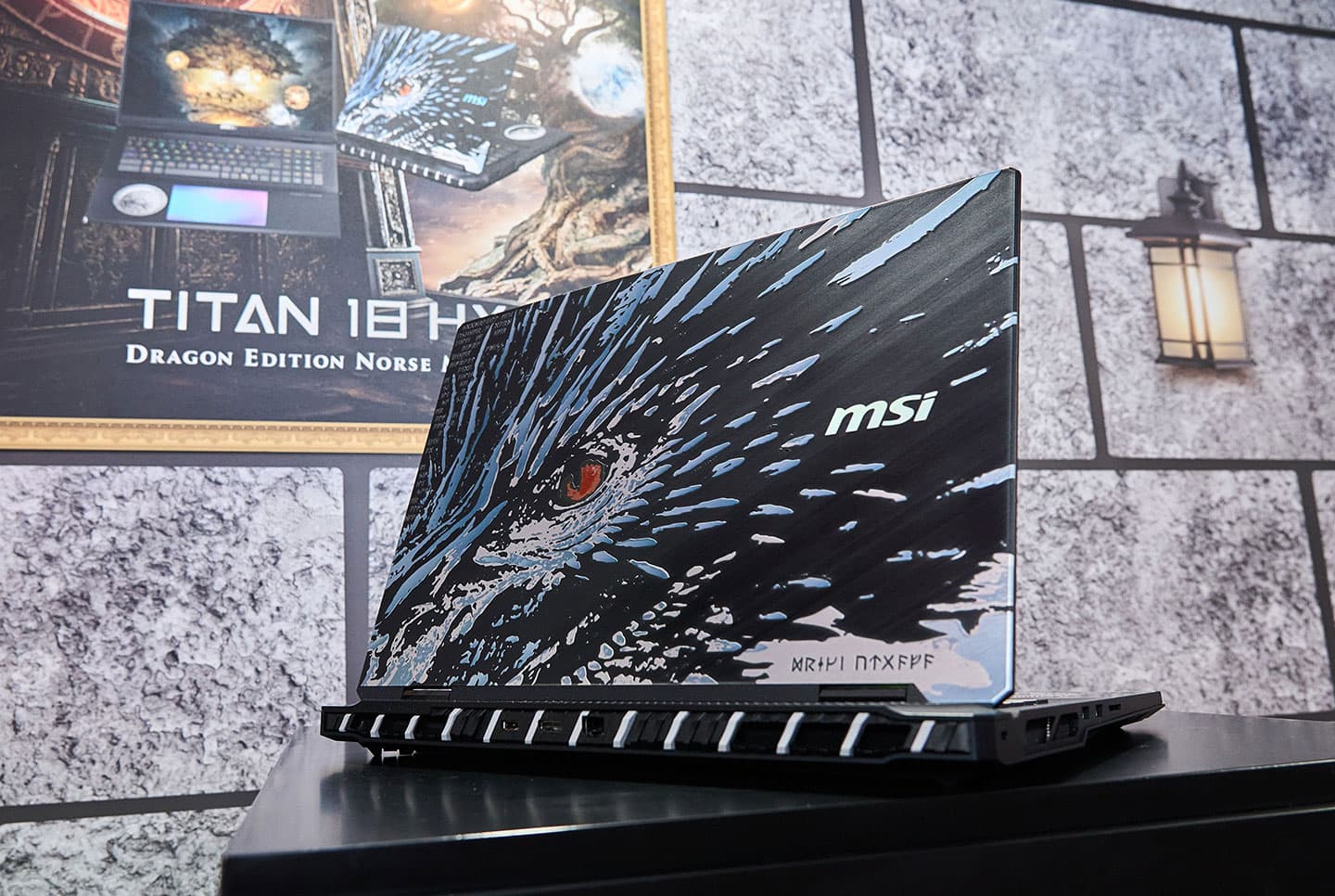 Titan 18 HX 北歐神話龍魂典藏限定版擁有獨樹一格的手繪龍紋圖騰，非凡的氣勢十足吸睛。