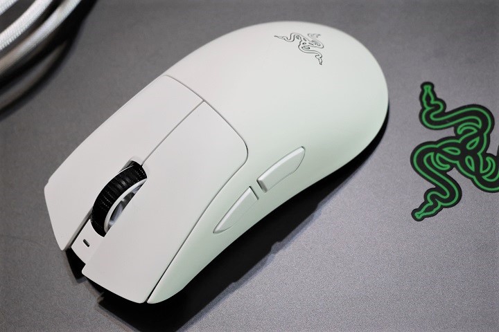 白色的 Razer DeathAdder V4 Pro 私心覺得比黑色耐看，鼠身的材質為類皮革漆塗層，觸感光滑溫潤，但不會滑手，且抗污耐髒效果意外的好。