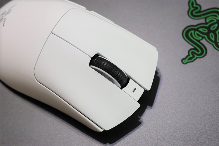 Razer DeathAdder V4 Pro 導入 Razer Optical Scroll Wheel（光學滾輪），提升滾動解析精度與段落一致性，解決部分用戶反應滾輪會回滾的問題。