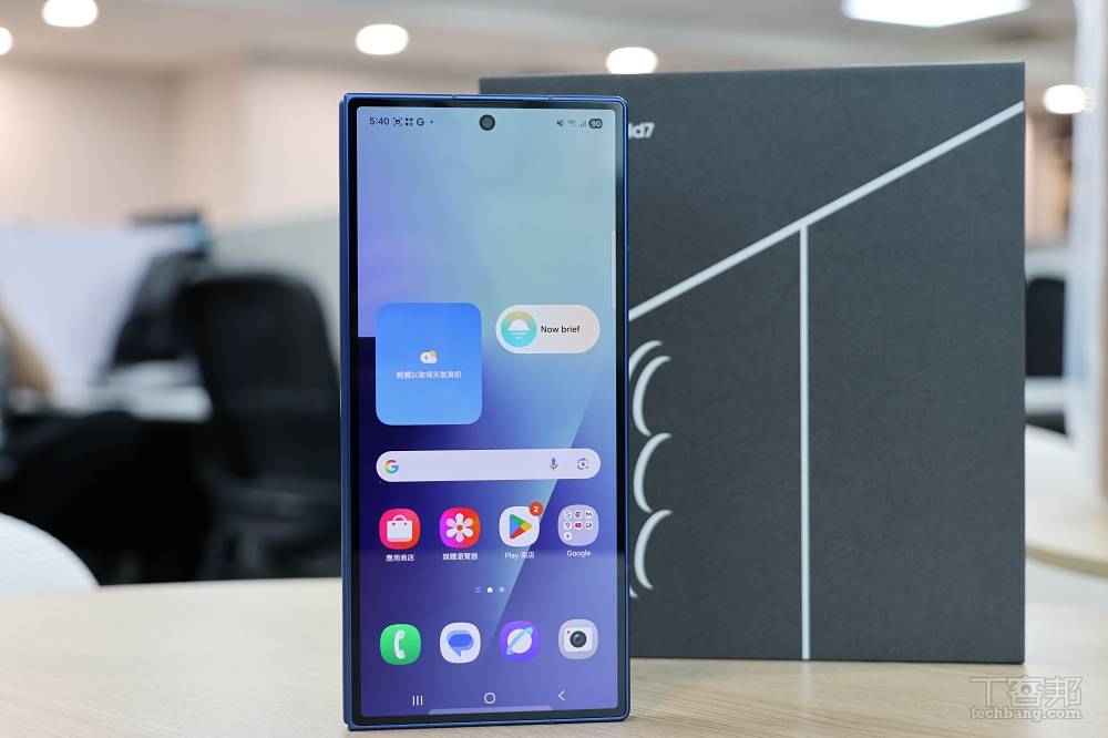 封面螢幕採用 6.5 吋 21:9 Dynamic AMOLED 2X 螢幕。