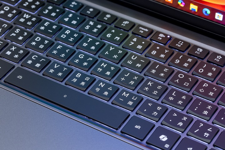 標準的全尺寸鍵盤，取消經典小紅點 TrackPoint，維持 LED 背光設計。