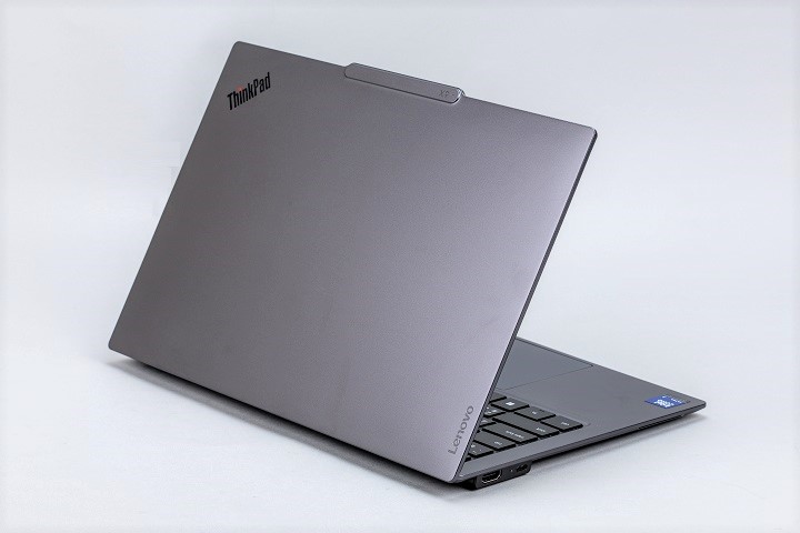 Lenovo ThinkPad X9 Aura Edition 的外型與過去被稱為「小黑」的 ThinkPad 很不一樣，配色採用低調高質感的「雷電灰」，且抗指紋能力表現相當不錯。