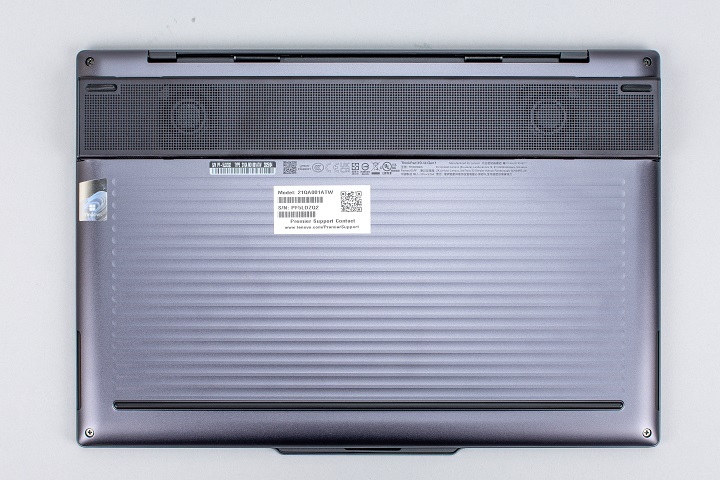 Lenovo ThinkPad X9 Aura Edition 的底部也不是過去 ThinkPad 的設計，上面 1/4 處是深黑色的平台，下半部則是大片橫條蝕刻紋理點綴。