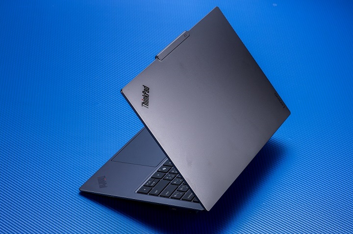 Lenovo ThinkPad X9 Aura Edition 評測：新 ThinkPad 設計、無小紅點、導入 AI 助理的商務旗艦筆電