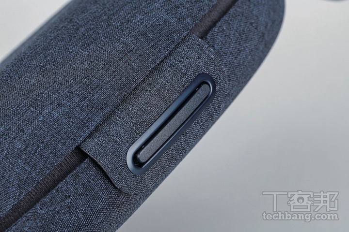 磁釦設計這次隨附的攜行包捨棄以往常見的拉鏈，取而代之的是磁吸鎖扣設計，啟閉更加容易。