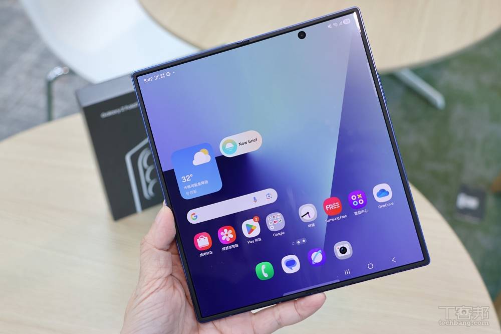 三星 Galaxy Z Fold 7 開箱，摺疊輕薄新標竿，相機、效能全面升級