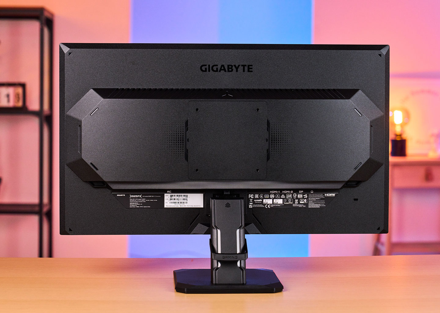 機身背面的立體層次設計有型，同時也支援標準的 VESA 鎖孔，能輕鬆搭配各類型的支架安裝。