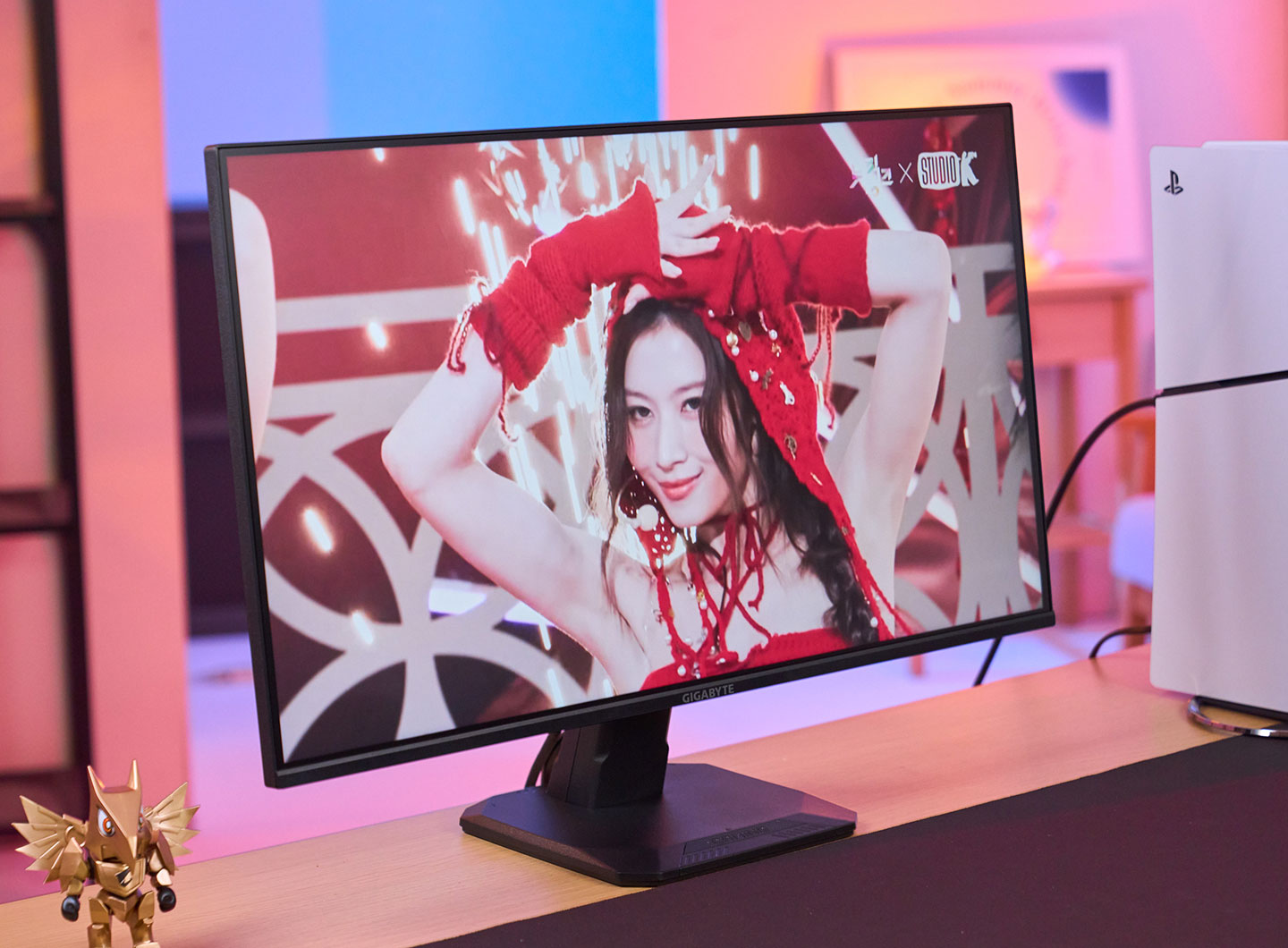 GS25F2 極窄邊框設計讓畫面的視野更開闊。