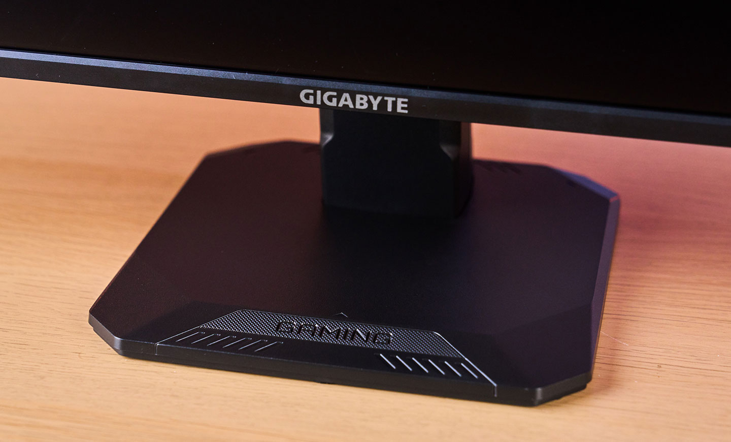 方型底座尺寸不大且平坦，使用上更不佔空間。