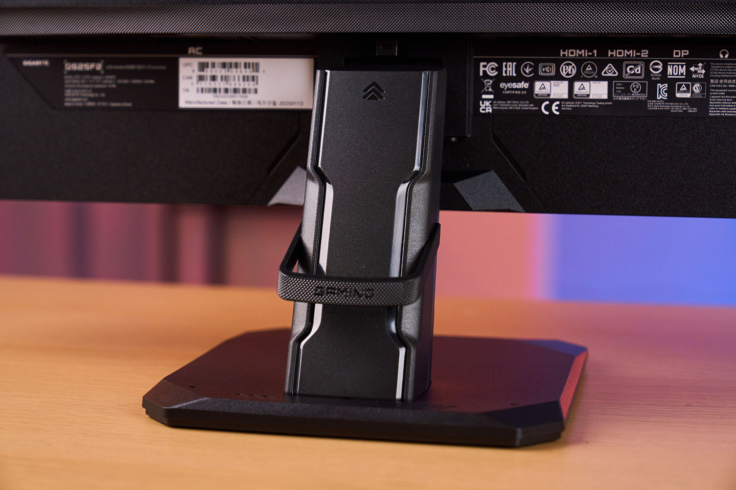 隨附的整線環可安裝至支架上，讓線材整理更便利。