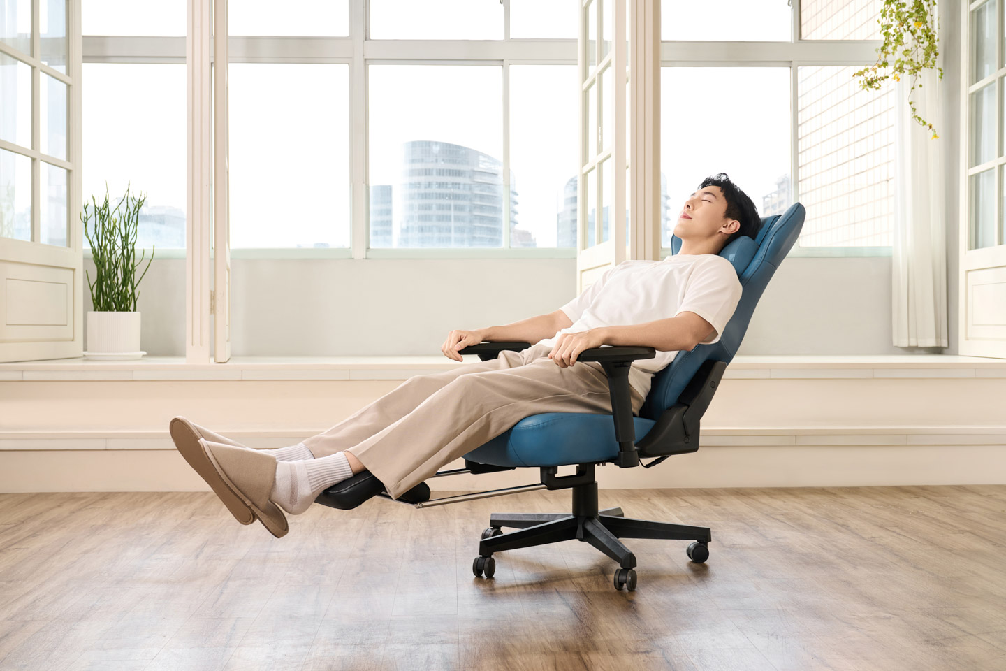 需要休息小憩直接把全身交給 OSIM 天王工學椅就對了，多了腳托設計比一般人體工學椅更舒服。