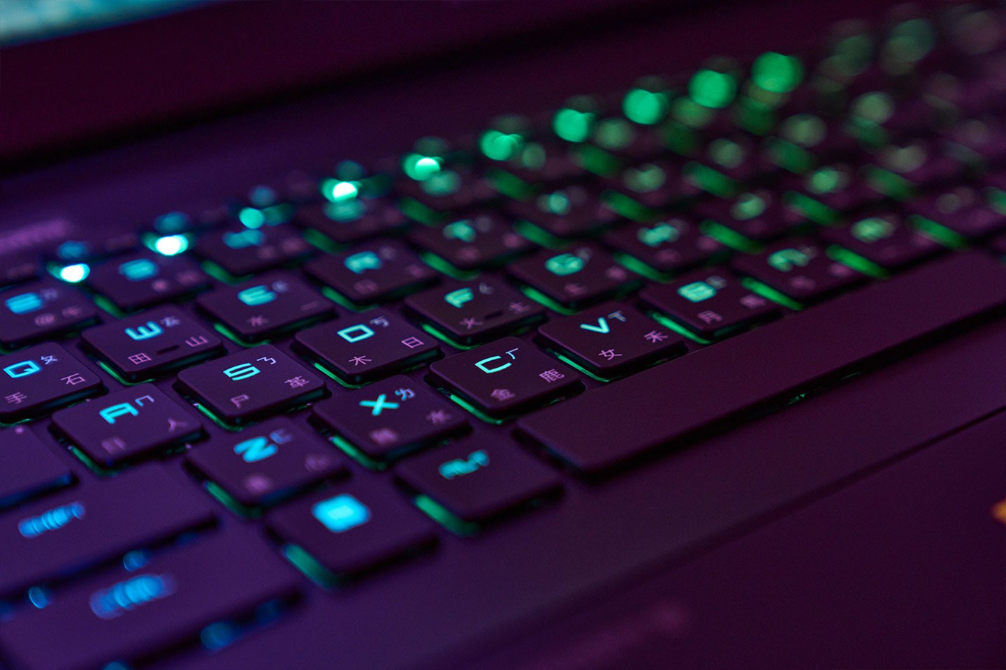 由 SteelSeries 打造的單鍵 RGB 背光電競鍵盤讓玩家可自訂喜愛的燈色與多元的動態效果，打造專屬的炫酷操控氛圍。