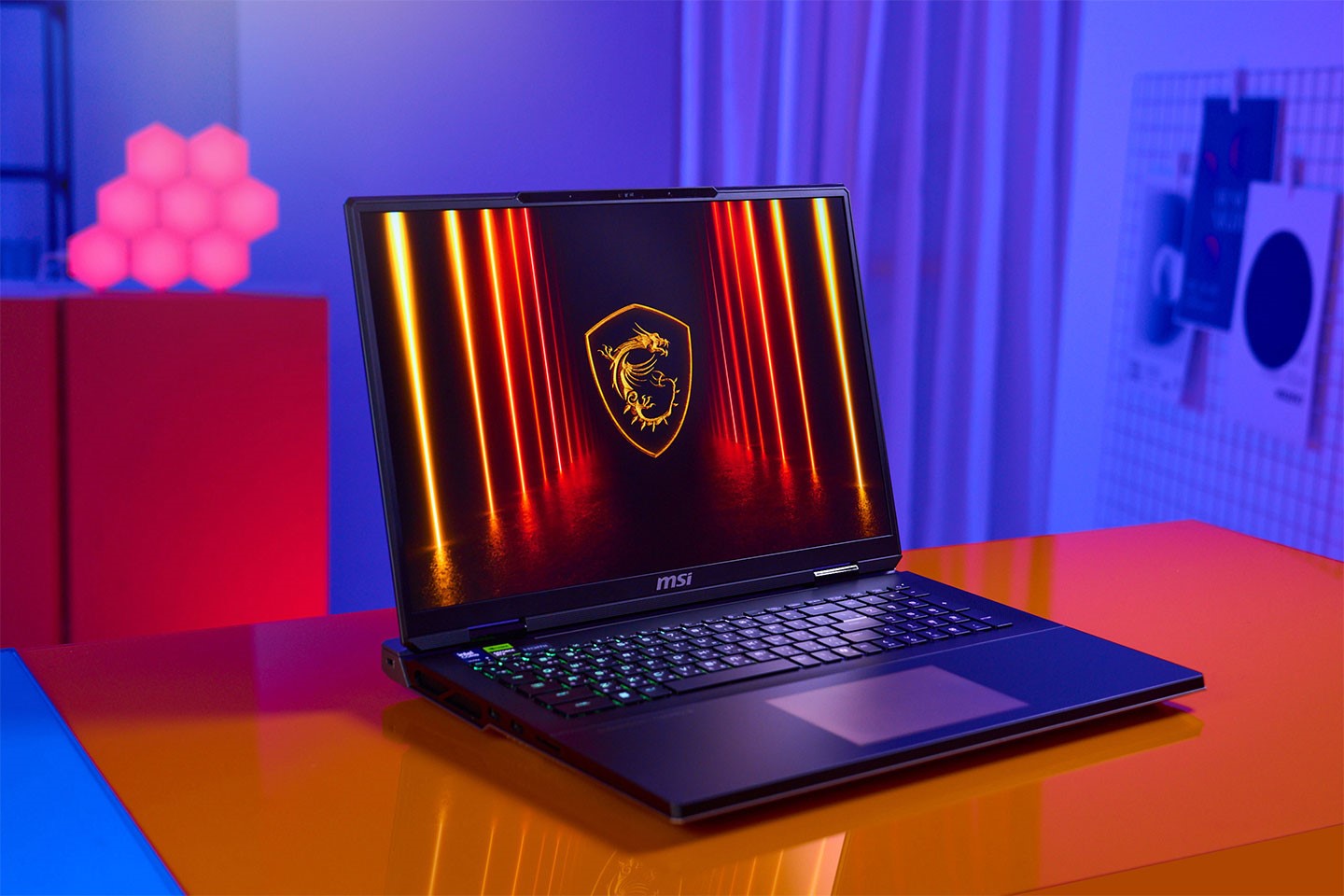 MSI Titan 18 HX AI 的外觀無大幅更動，依舊維持玩家熟悉的高質感風格。