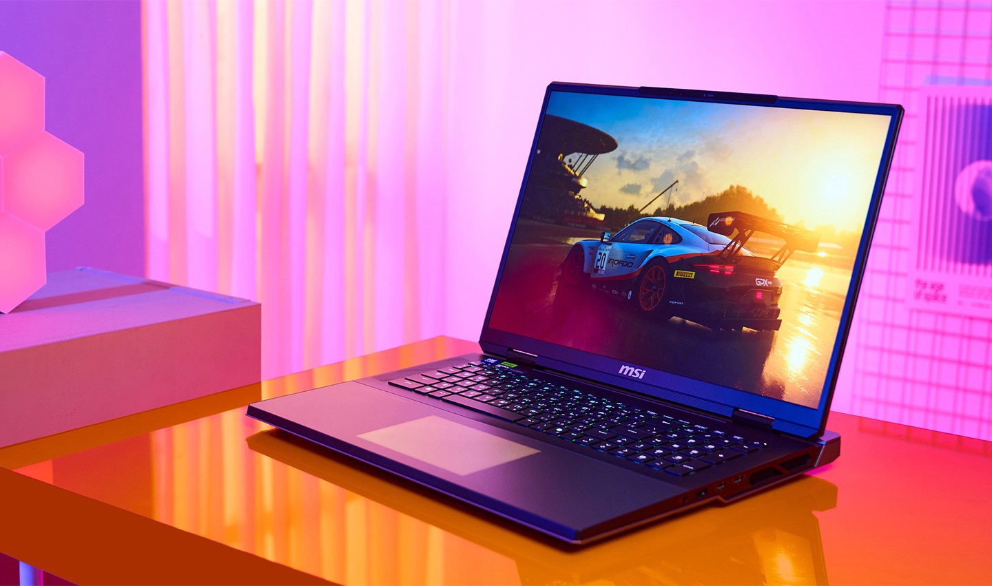 MSI Titan 18 HX AI 搭載 18 吋 UHD+ 解析度的 mini LED 顯示器，帶來絕佳的視覺享受。其優異的色域表現與精細的分區控光技術無可挑剔，再加上每台面板出廠前皆經過校色，確保顯示品質達到專業水準。